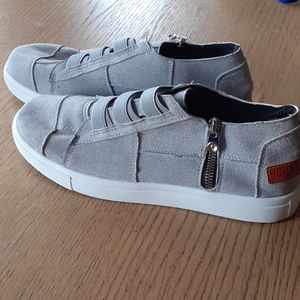 Women's mid-height casual slip on sneaks size 9.5